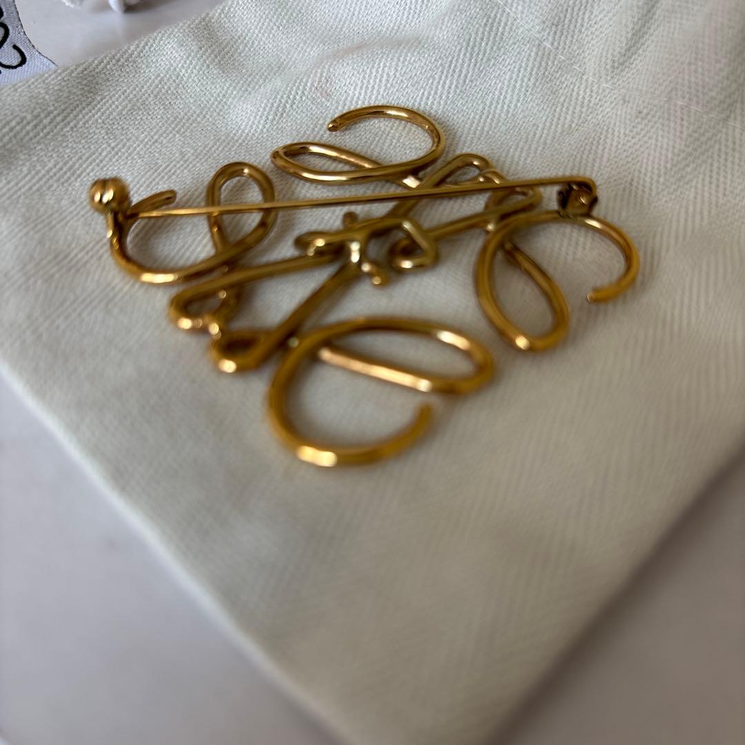 ロエベ　ブローチ