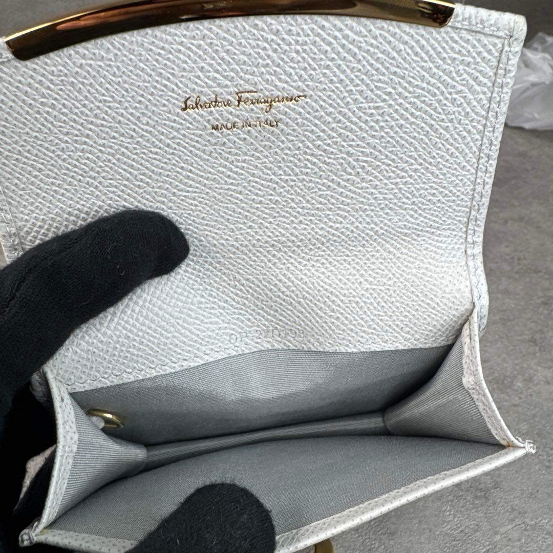 美品！サルヴァトーレフェラガモ カードケース ガンチーニ　レザー名刺ケース