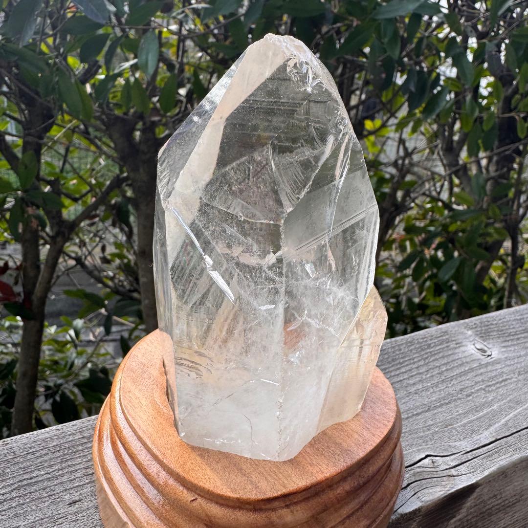 虹入りブラジル産水晶原石　台座付き　約800グラム