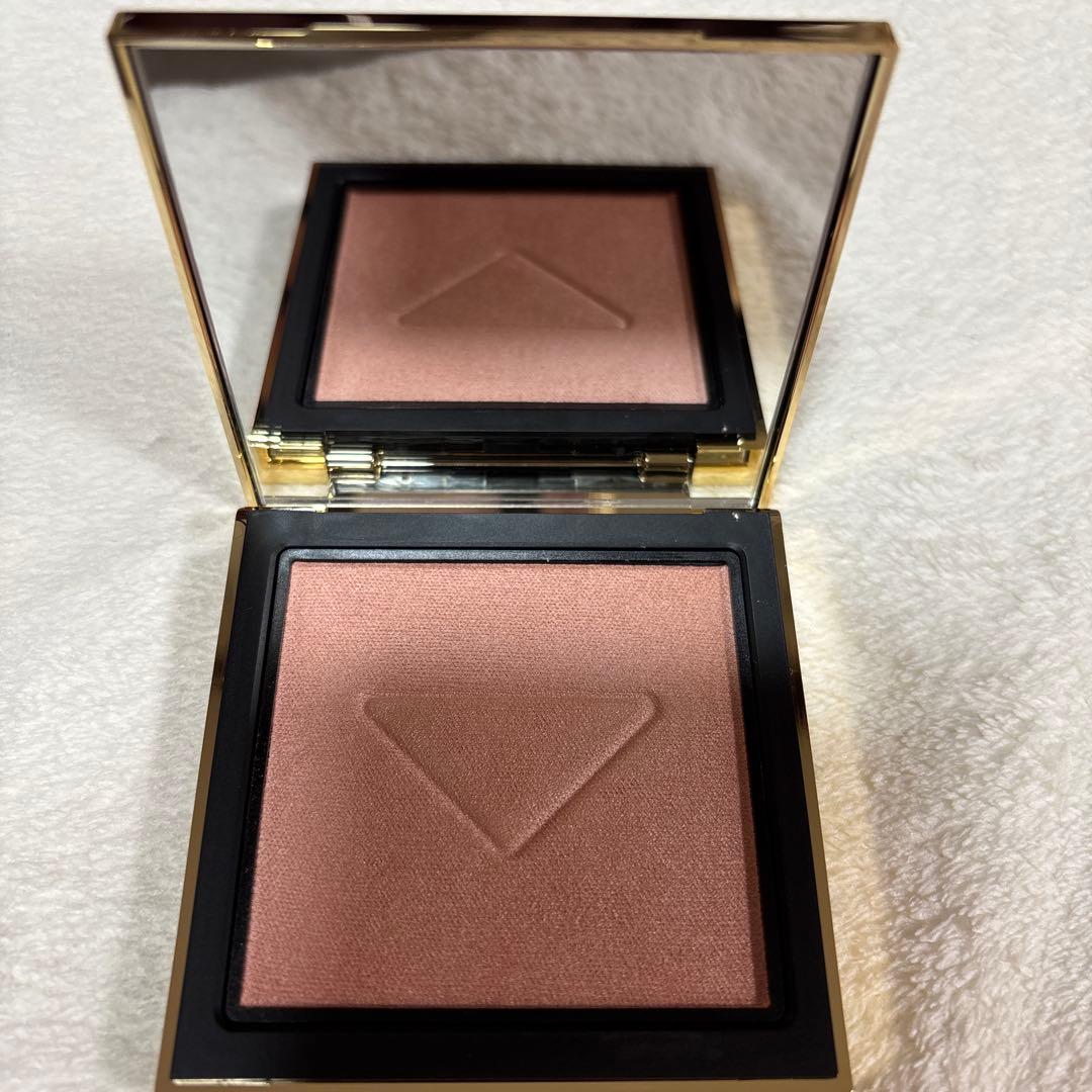 PRADA LIGHT グロウーイング パウダー 02 ピンク