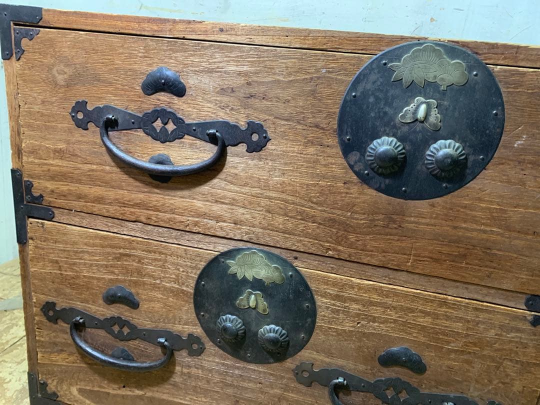 古い木味　二本松箪笥　引き出し2杯子引き出し2杯　カラクリ松竹梅蝶金具　チェスト