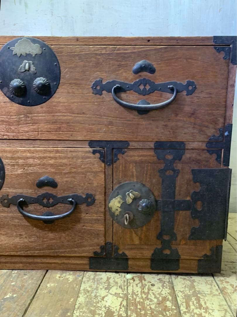 古い木味　二本松箪笥　引き出し2杯子引き出し2杯　カラクリ松竹梅蝶金具　チェスト