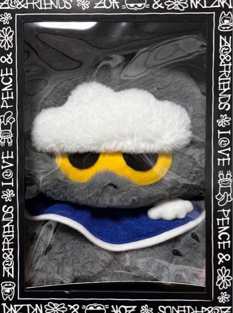 雲の帽子をかぶったグレーの猫のぬいぐるみ