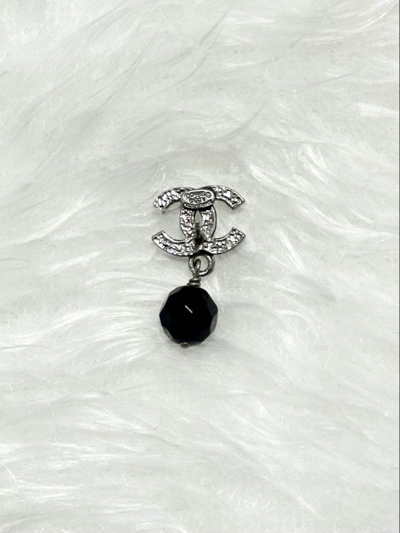 シャネルCHANEL ココマーク 片耳ピアス　ガンメタ 黒ボール