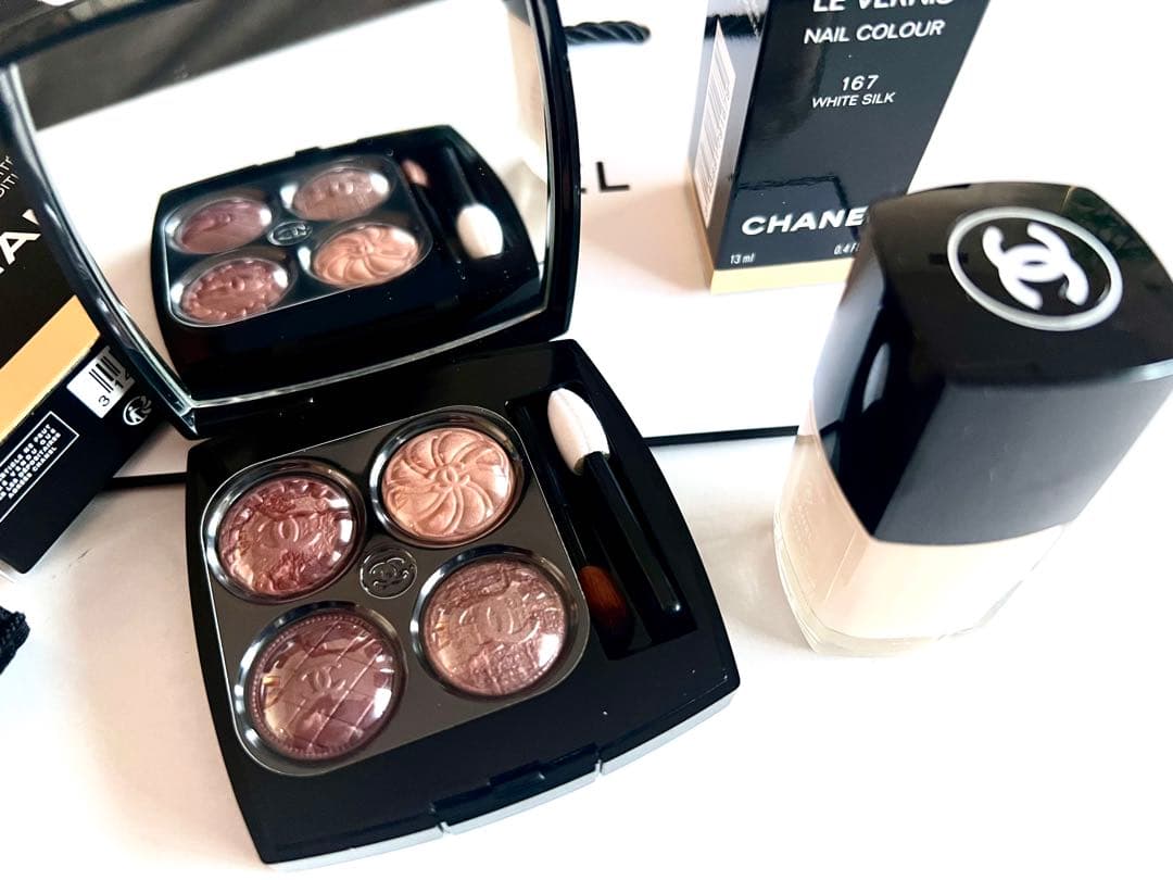 CHANEL特別限定品アイシャドウパレット219& ヴェルニホワイトシルク167