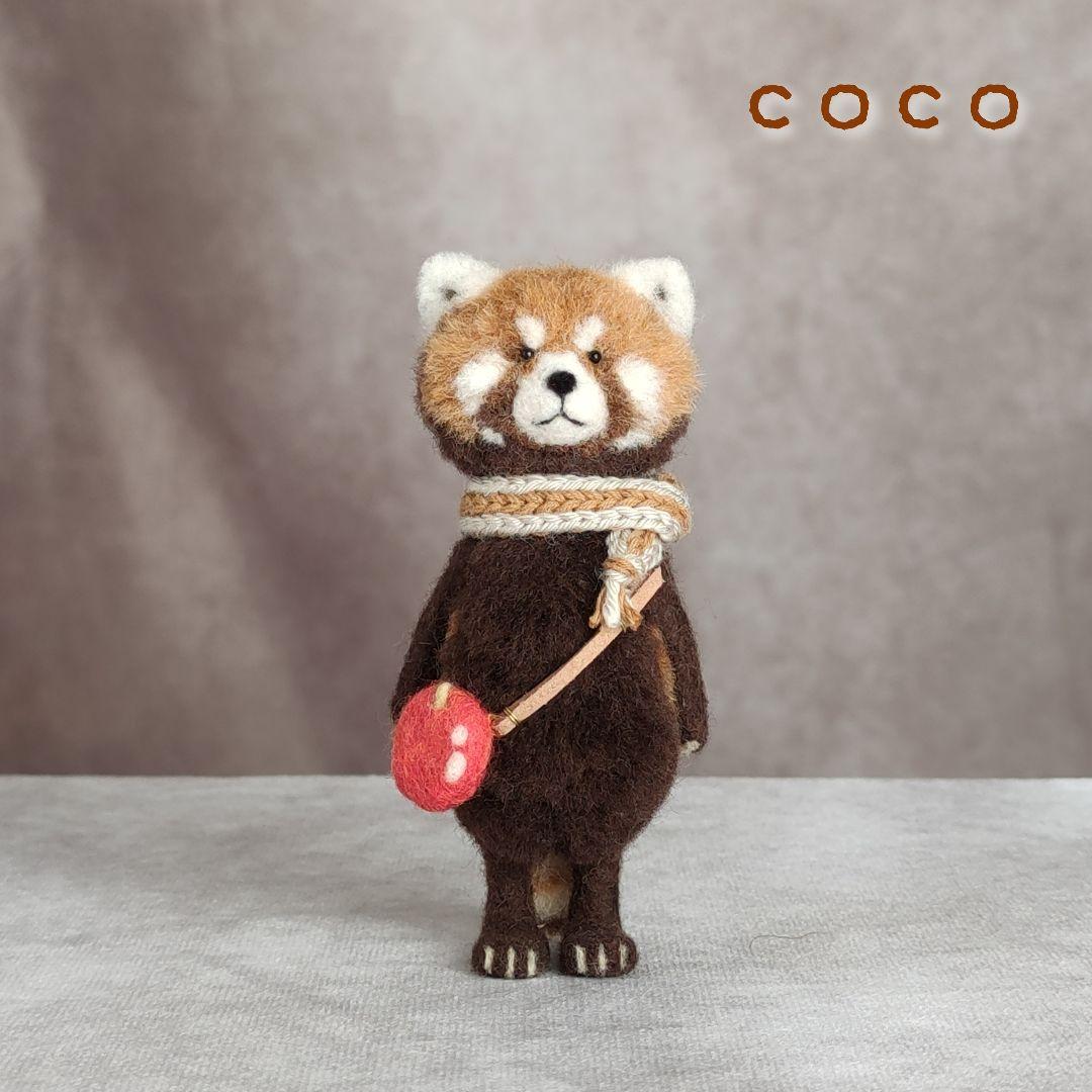 赤リンゴポシェットを下げたレッサーパンダさん