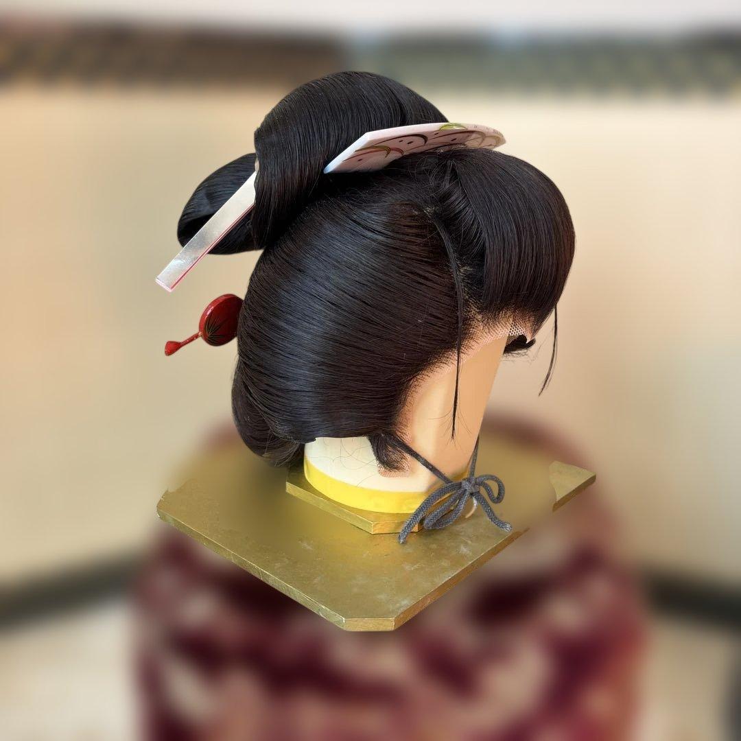 伝統的な黒い日本のかつら