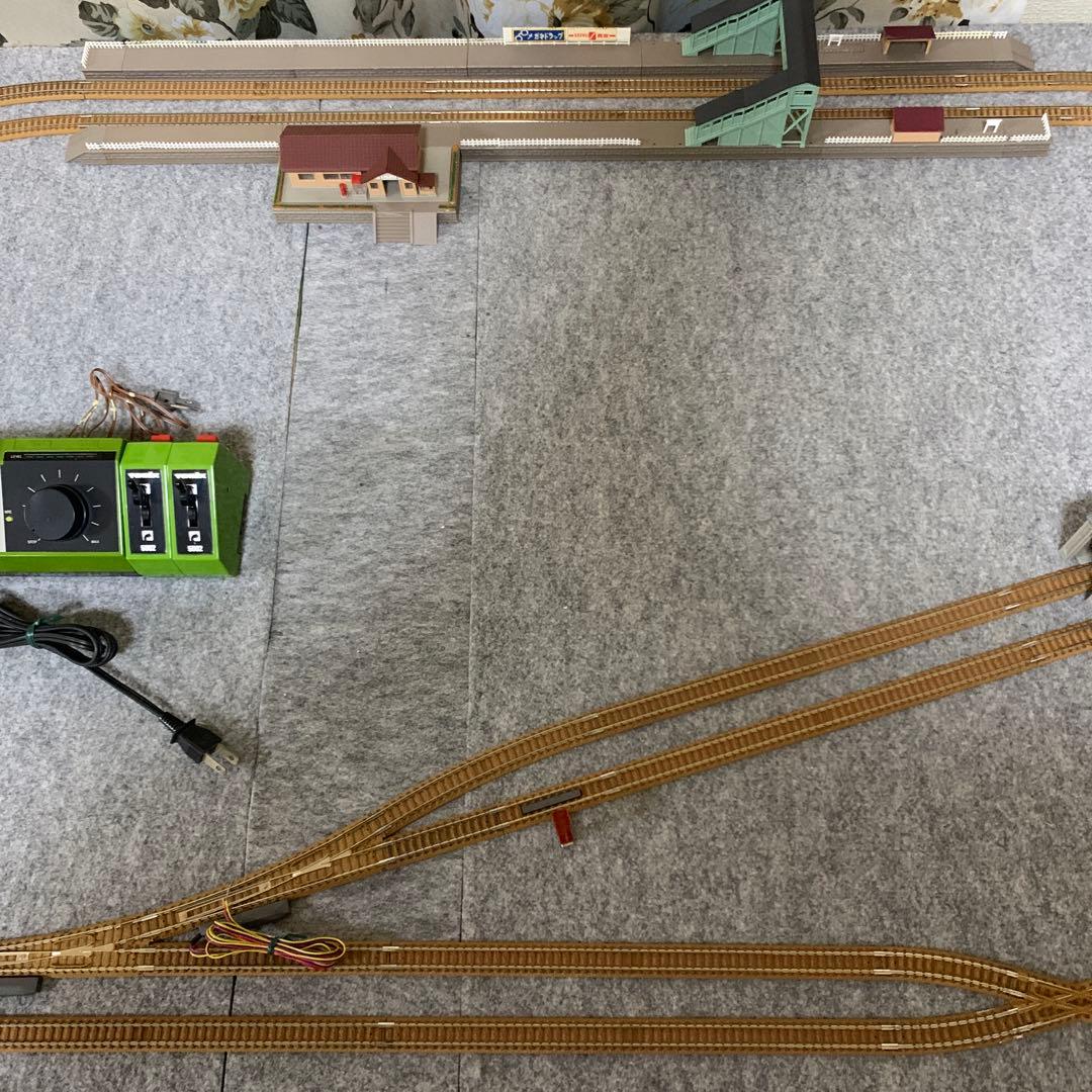 Nゲージ　トミックス製　跨線橋と機関庫のある複線ローカルレイアウトセット！