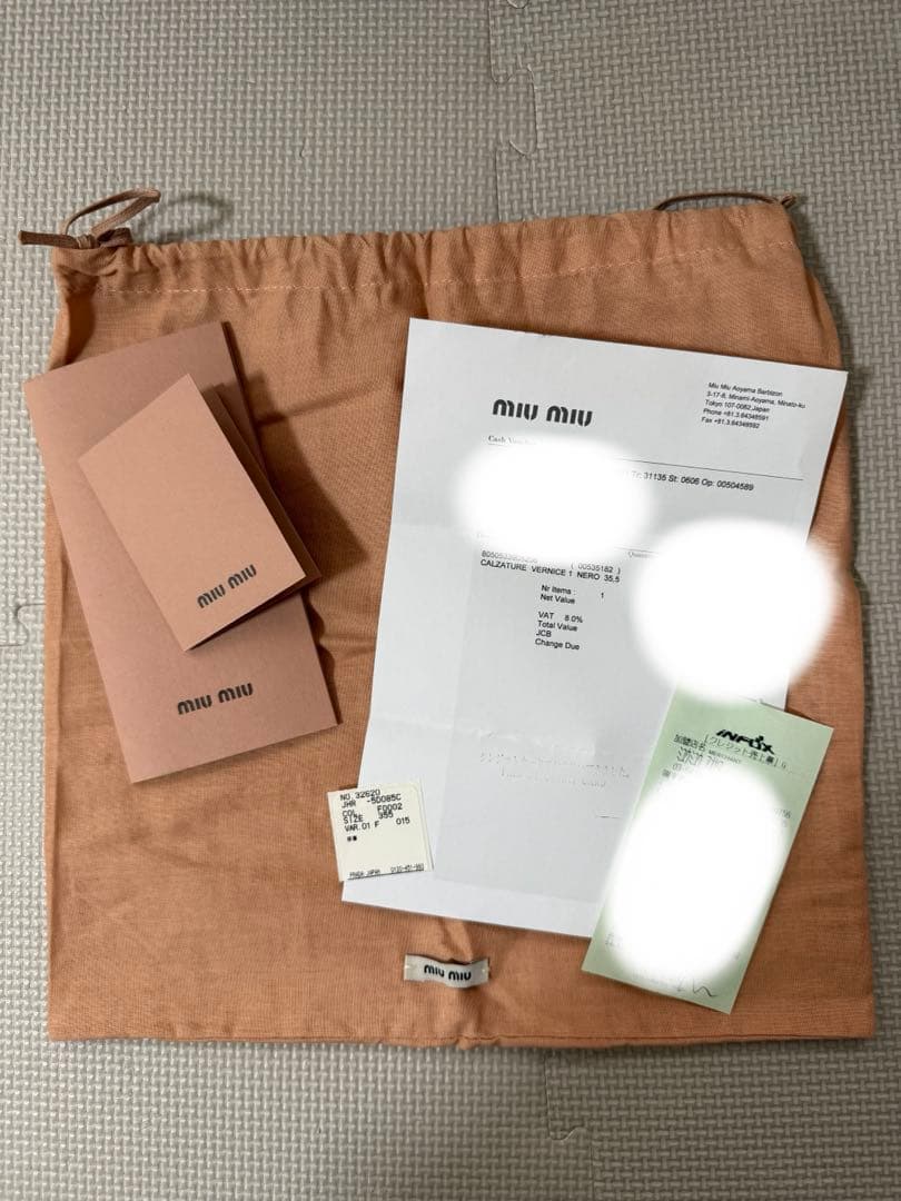 miumiu ロゴビジューエナメルローファー黒