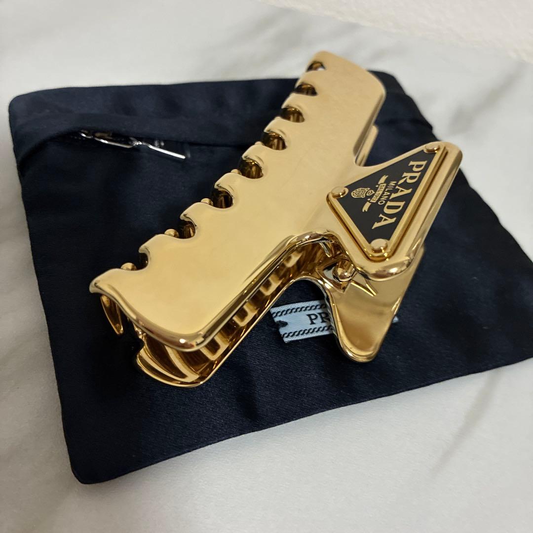 プラダ PRADA ヘアクリップ　ゴールド　ロゴ　正規品　ヘアアクセサリー