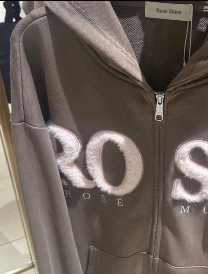 ロゼミューズ　Fur logo zip hoodieパーカー　ブラウン