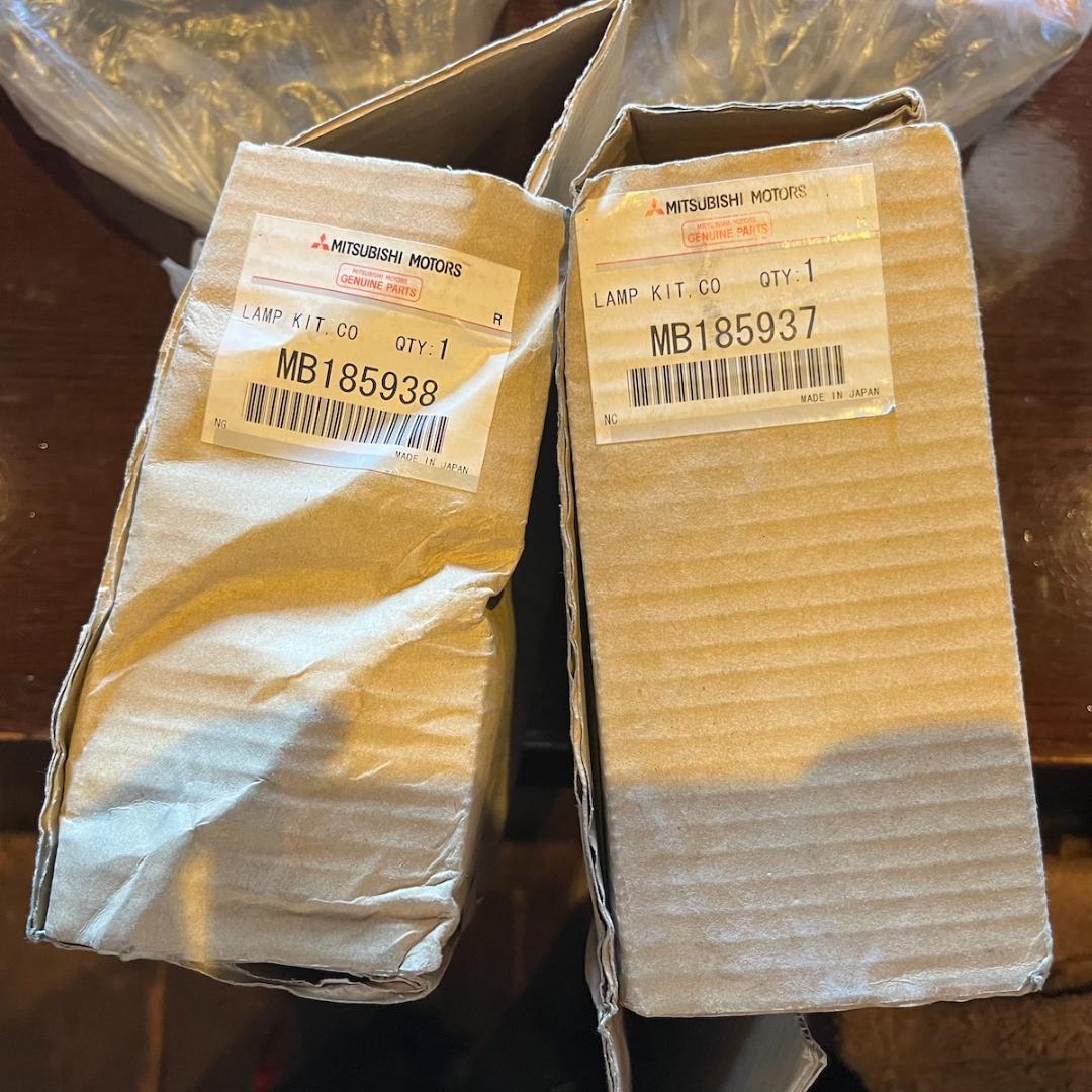 【YU】三菱ジープ フロント ウィンカー アセット（左右・固定ネジ欠品）