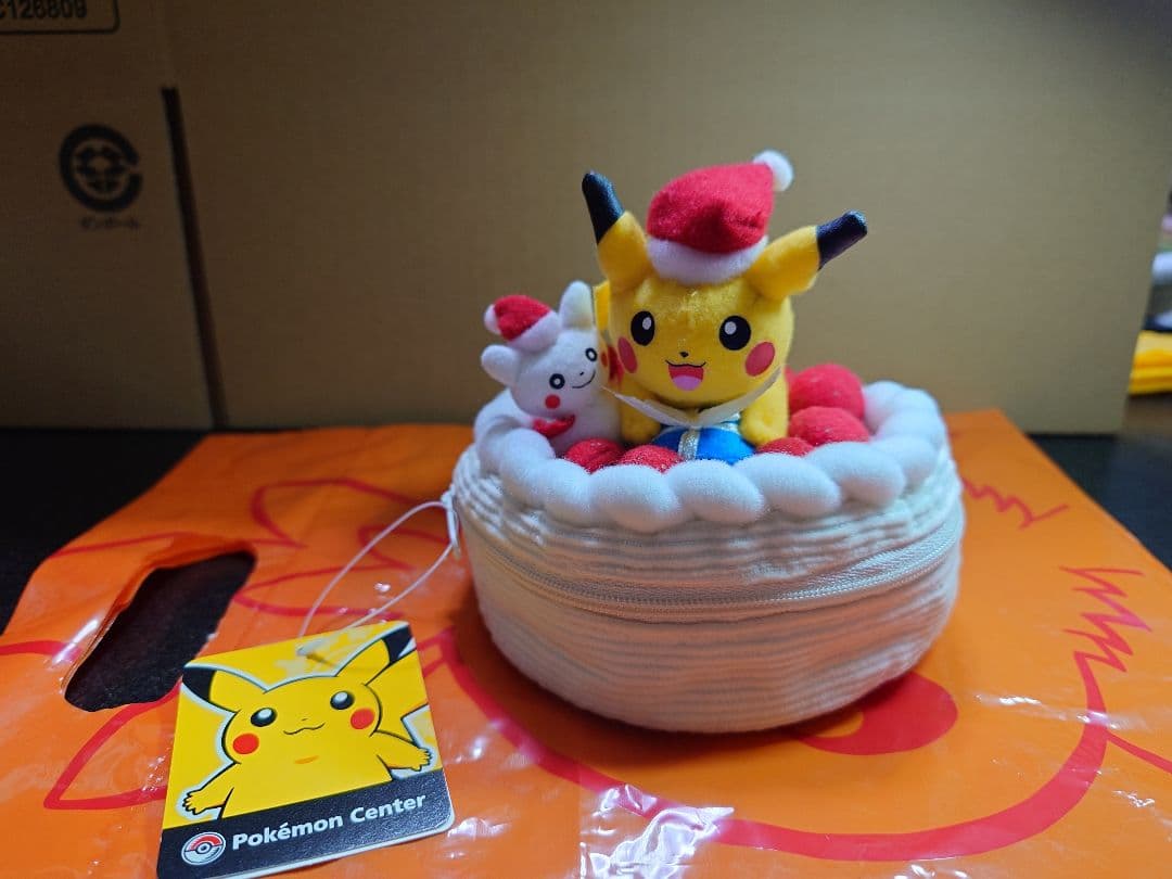 ポケモンセンター　クリスマスケーキポーチ　ピカチュウサンタ　ピカだる　ぬいぐるみ