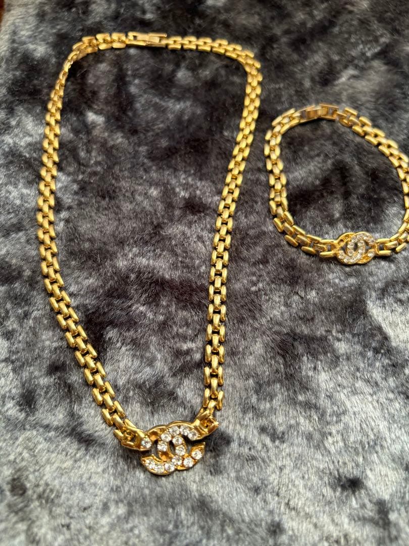 ゴールドチェーンネックレスとブレスレットセット