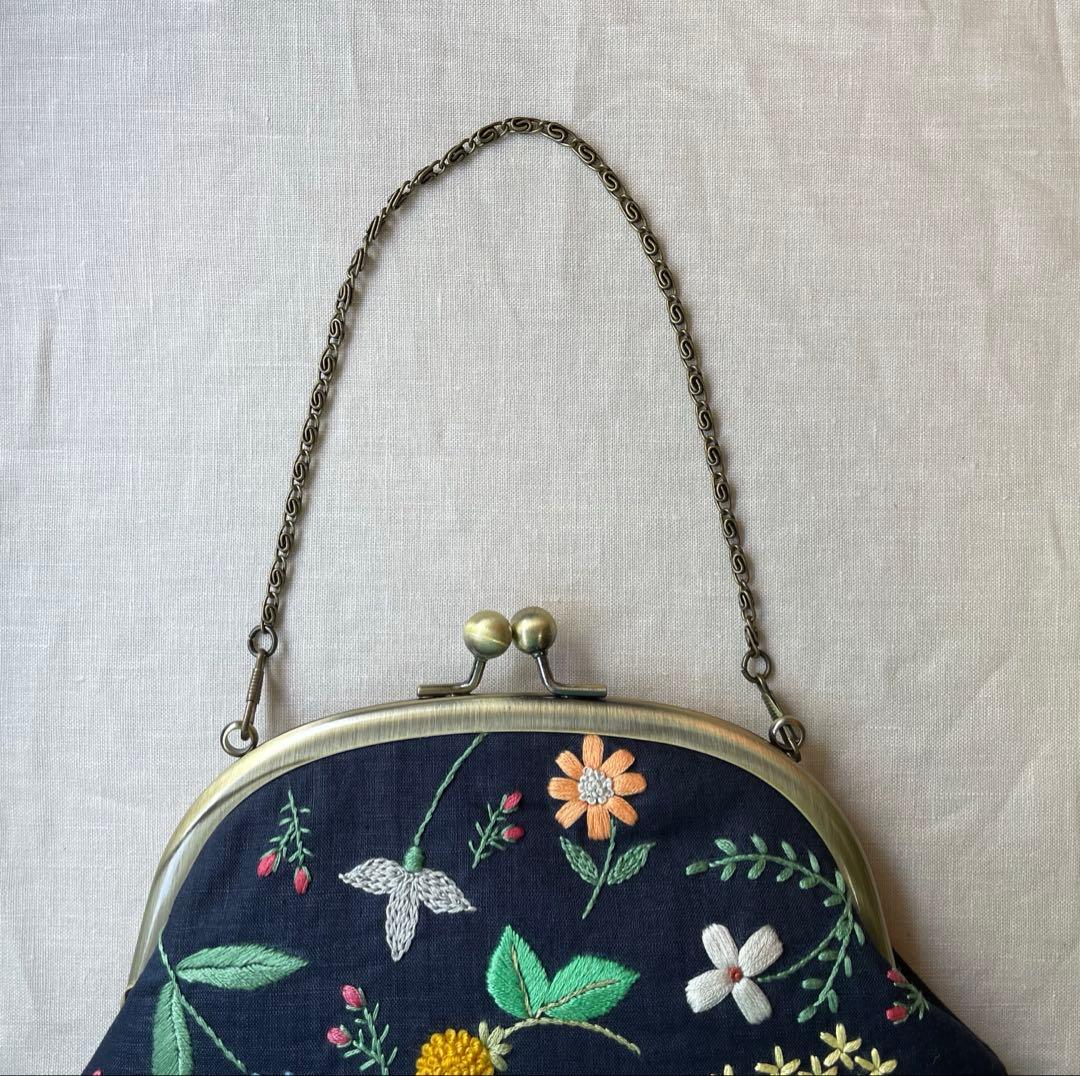 刺繍がま口ポーチバッグ　くすみカラーのガーデン　ハンドメイド