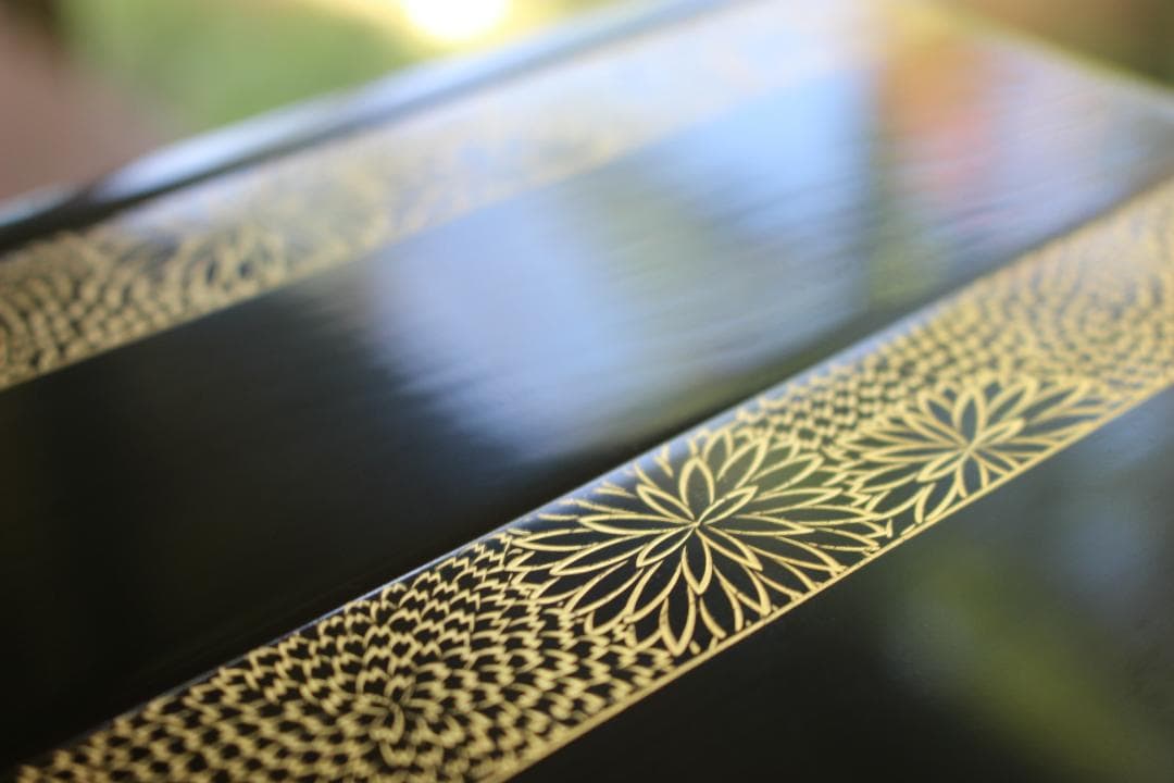 デッドストック！上質内朱黒漆に極上菊沈金の映える輪島塗二段重（検重箱お重