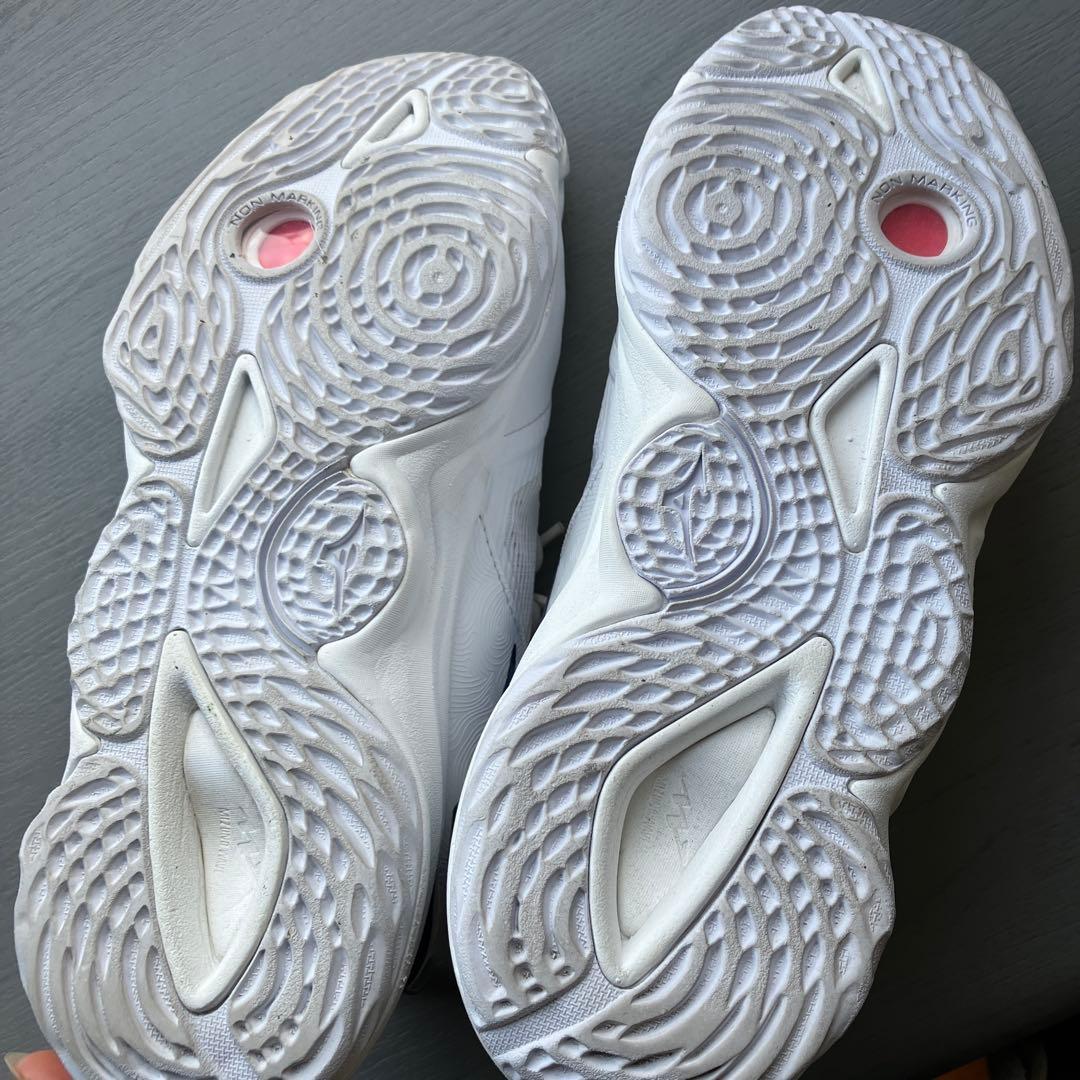 ミズノ　バレーボールシューズ　ウェーブモーメンタム3 23.5 室内履き