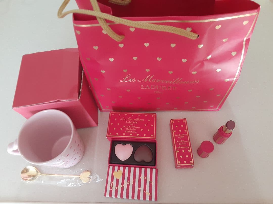 新品　ラデュレ　バレンタインコスメ　ハートアイシャドウ　リップ　マグカップセット