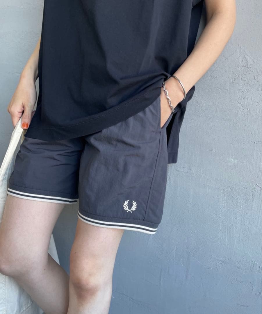FRED PERRY　別注 ワンポイントロゴ刺繍ショートパンツ
