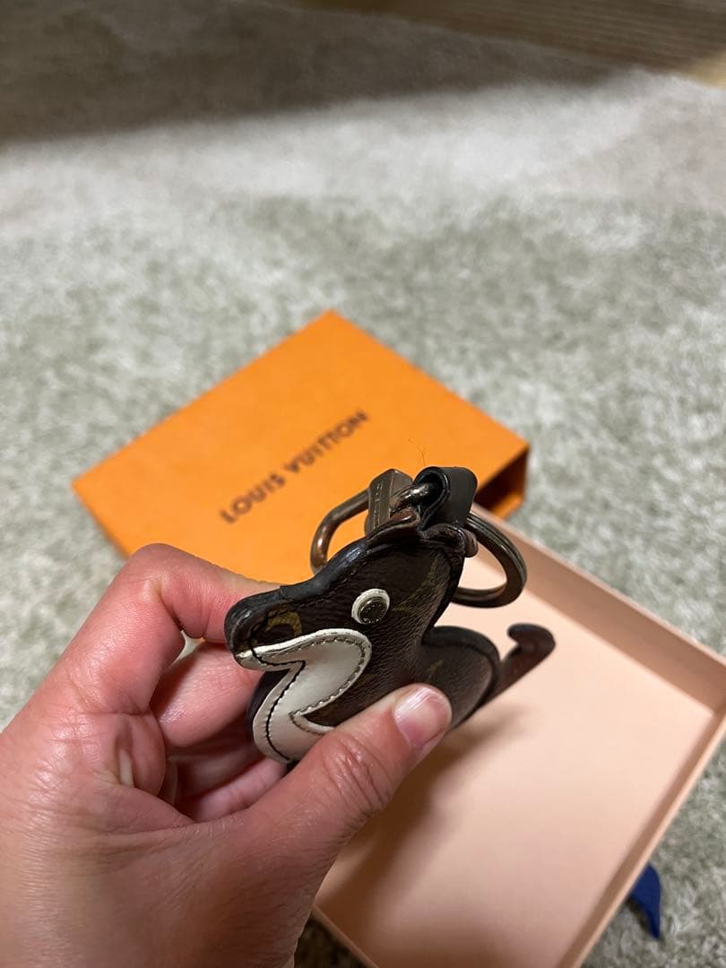 LOUIS VUITTON 犬型キーホルダー