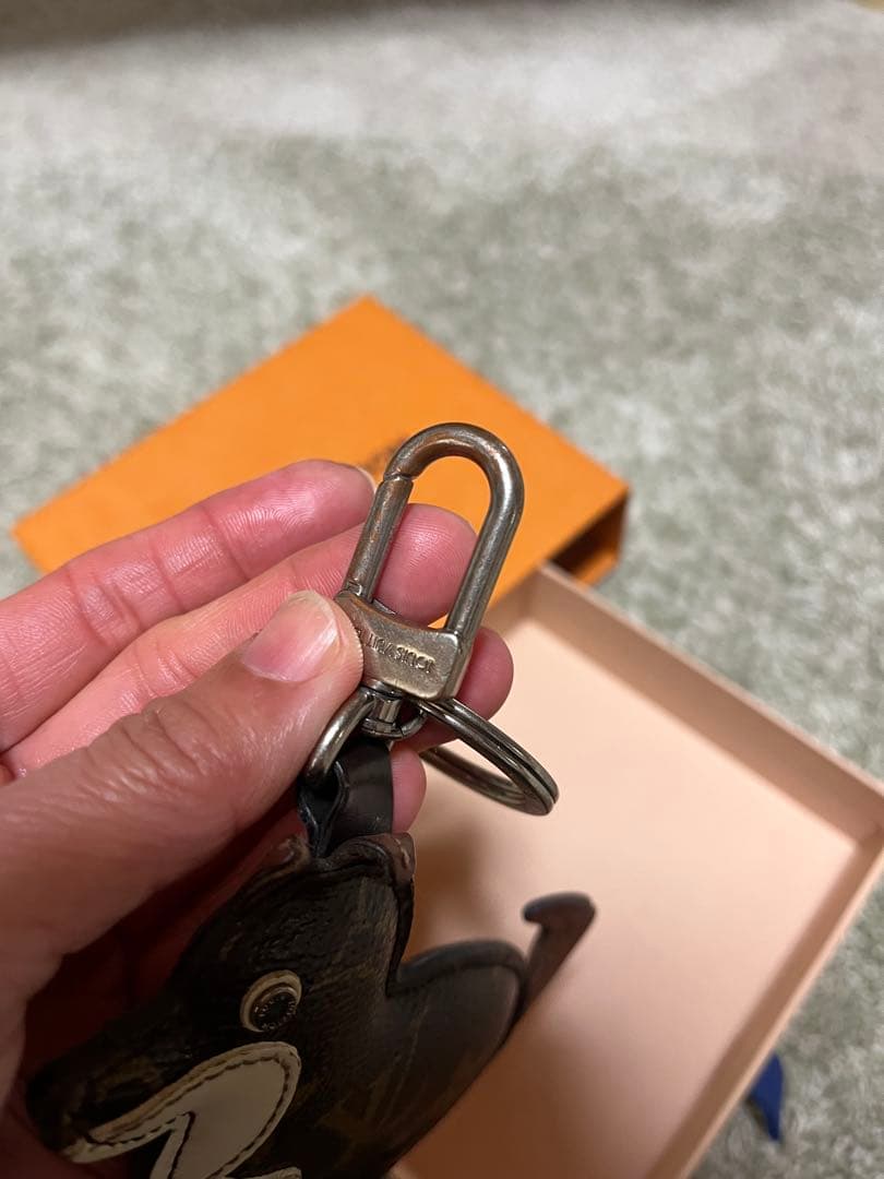 LOUIS VUITTON 犬型キーホルダー