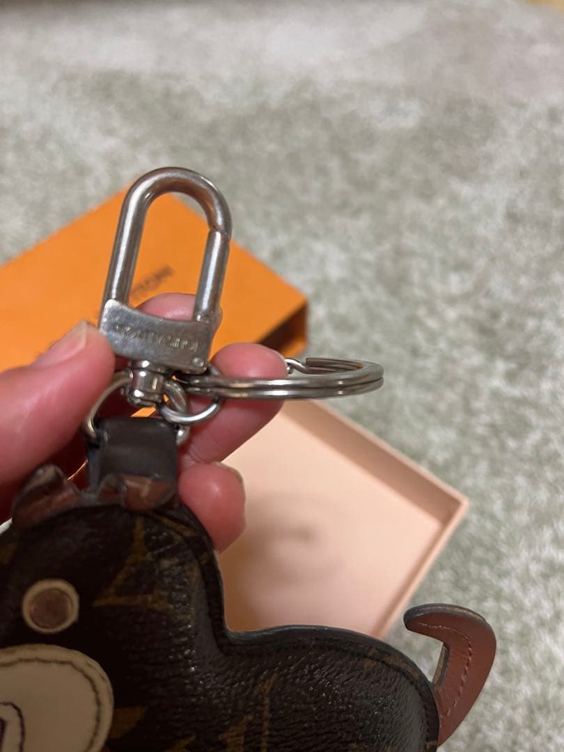 LOUIS VUITTON 犬型キーホルダー