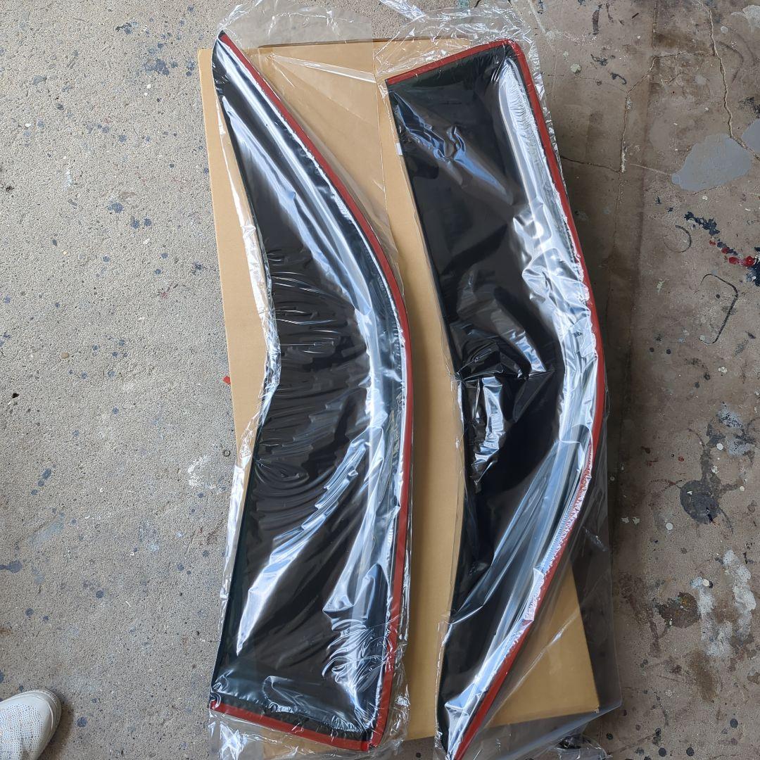 新品未使用ハイエース200系ワイドドアバイザー