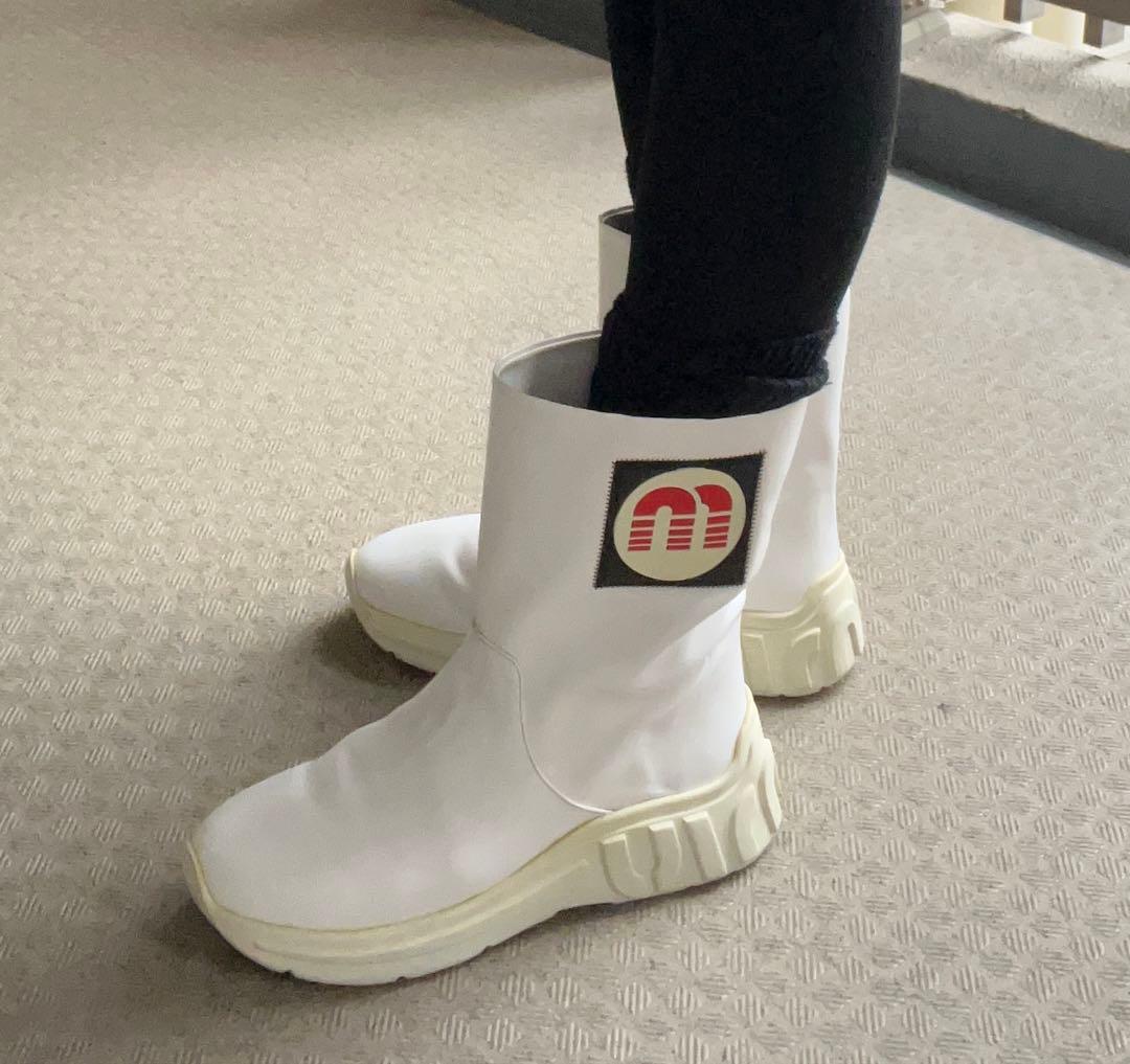 miumiu ホワイト ロゴ付き ショートブーツ