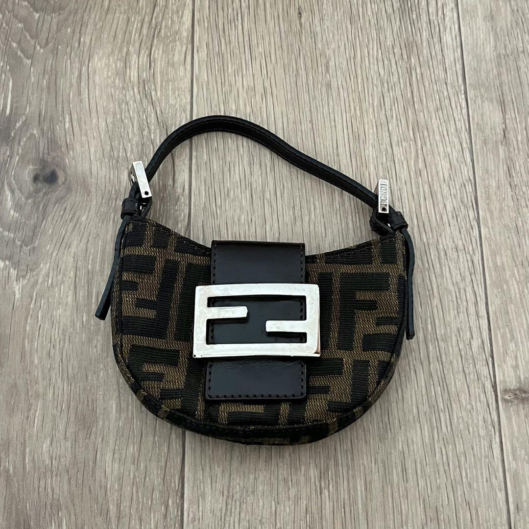 FENDI フェンディ　ミニクロワッサン ハンドポーチ