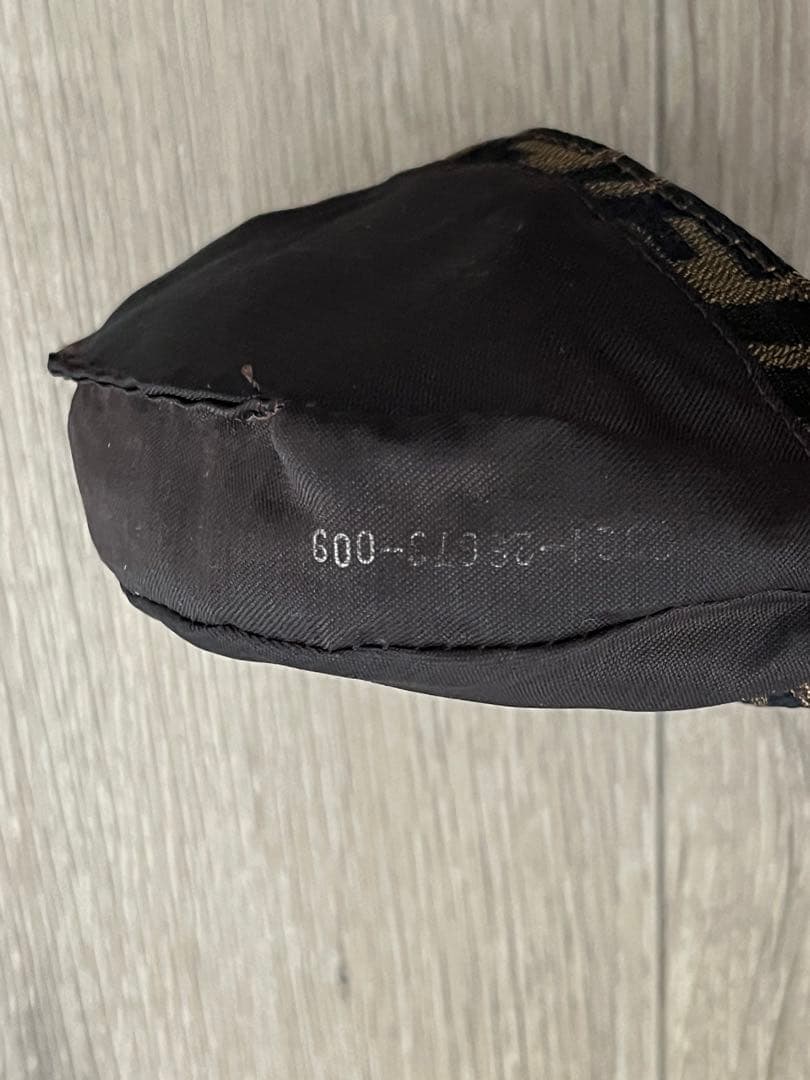 FENDI フェンディ　ミニクロワッサン ハンドポーチ