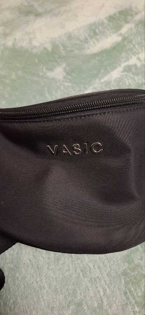 VASIC ブラック ボディバッグ