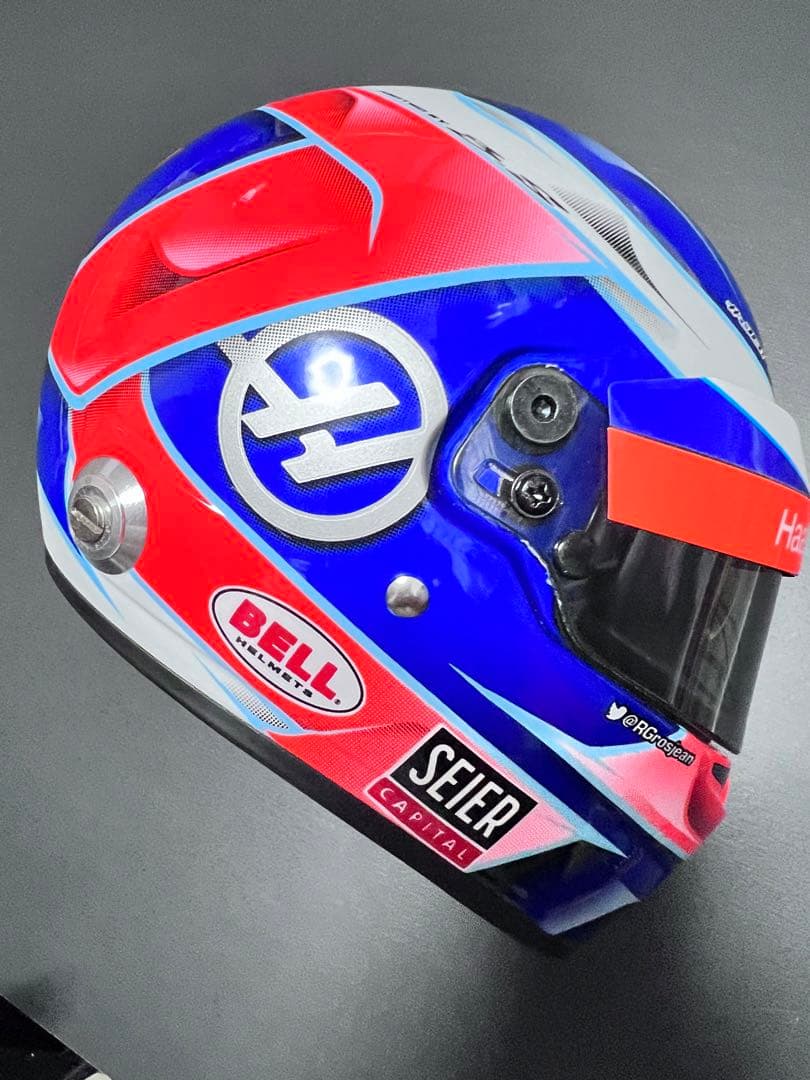 HAAS F1 ロマングロージャン 1/2ヘルメット　オートグラフ入り。