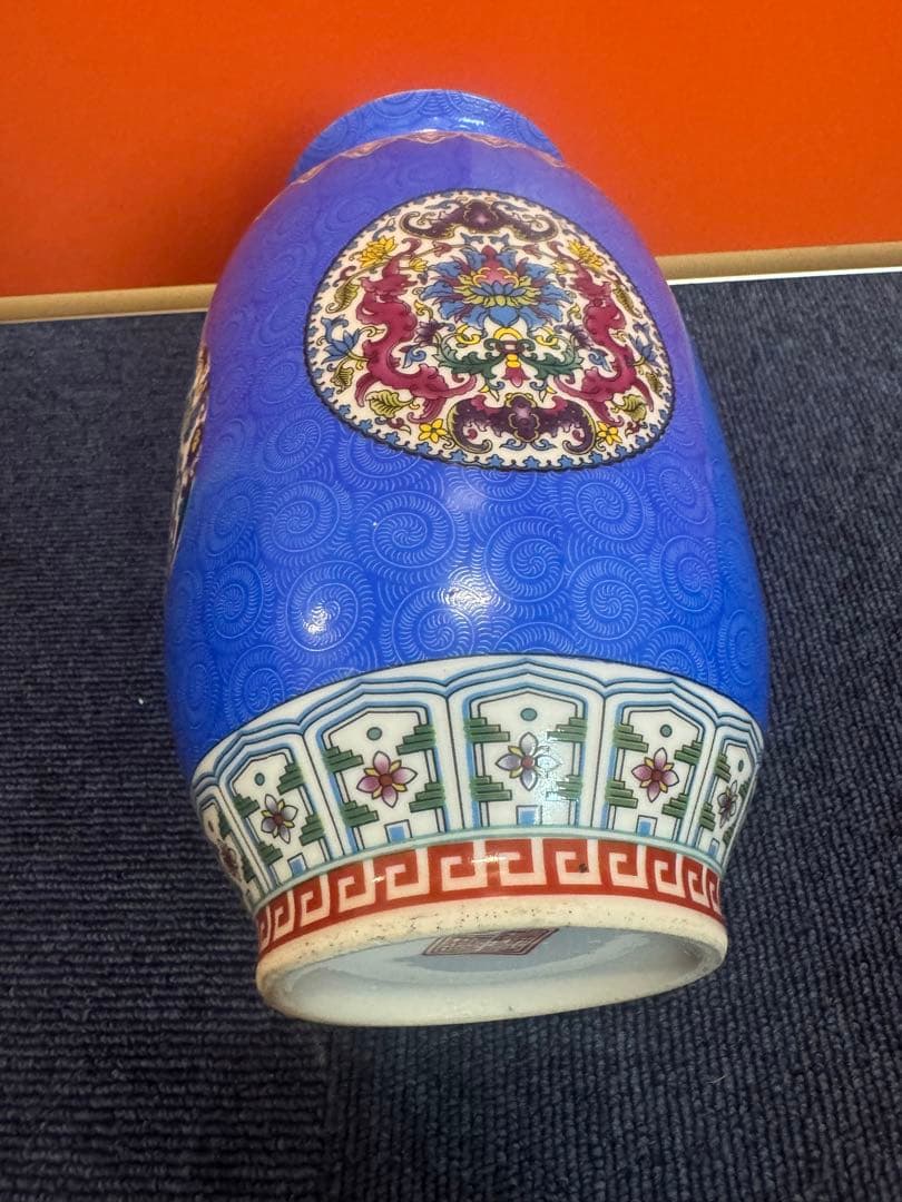 1633 中国美術 骨董 大清乾隆年製銘　藍地紋粉彩冬瓜瓶　時代物