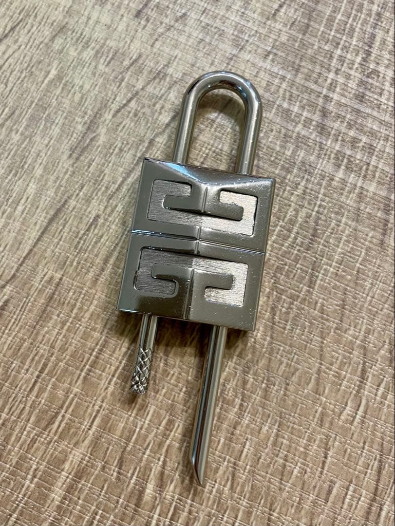 GIVENCHYジバンシー パドロック シルバー　ネックレストップ