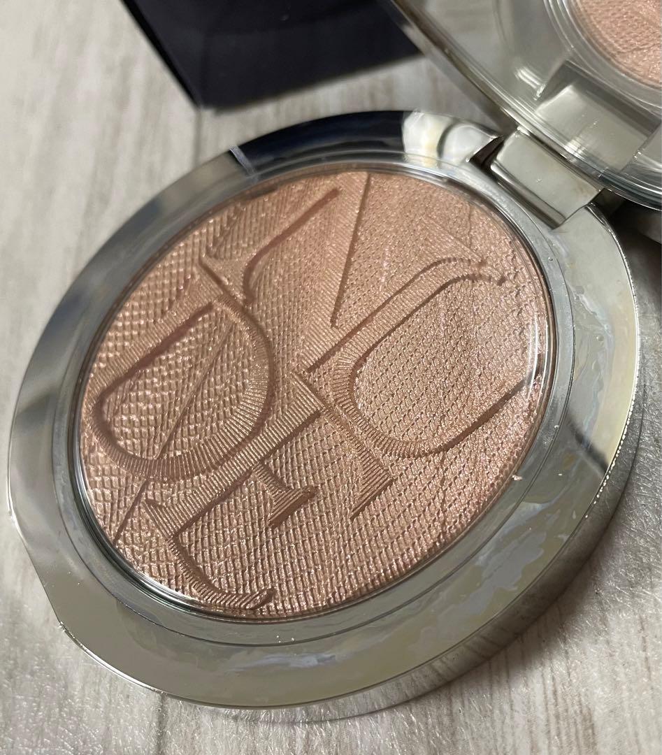 Dior ディオールスキン　ヌード　エアーパウダーコンパクト002 ホロゴールド