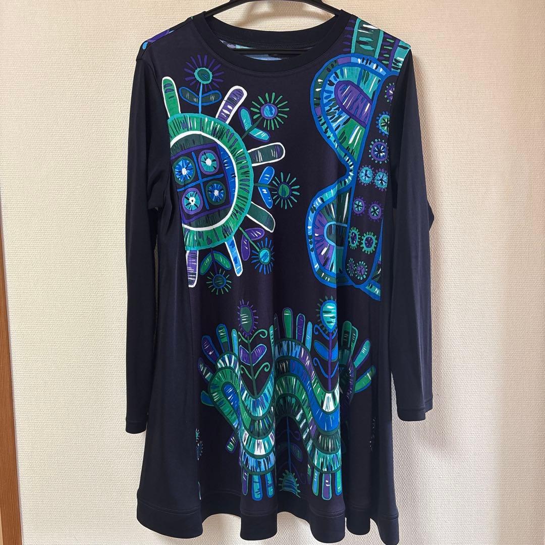 『未使用に近い』⭐️トクコプルミエヴォル⭐️黒地に幾何学模様の素敵な長袖チュニック❣️