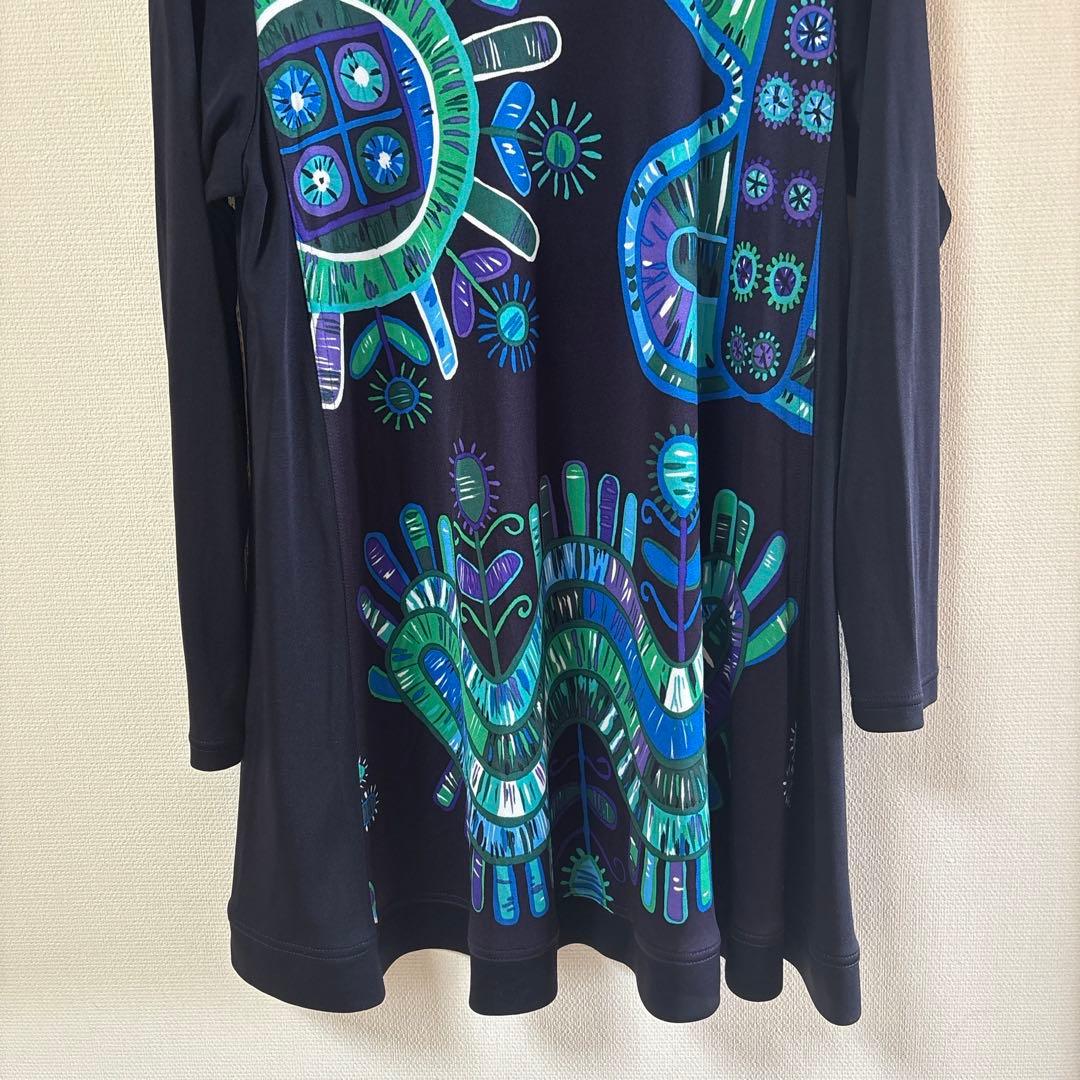 『未使用に近い』⭐️トクコプルミエヴォル⭐️黒地に幾何学模様の素敵な長袖チュニック❣️