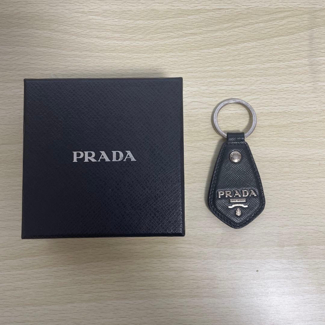 PRADA ブラックレザー キーホルダー