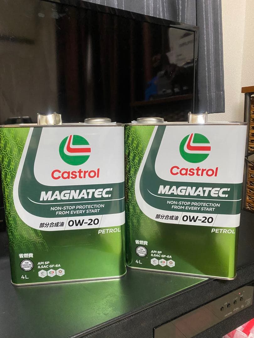 Castrol MAGNATEC 0W-20 エンジンオイル 4L. 2コー8L