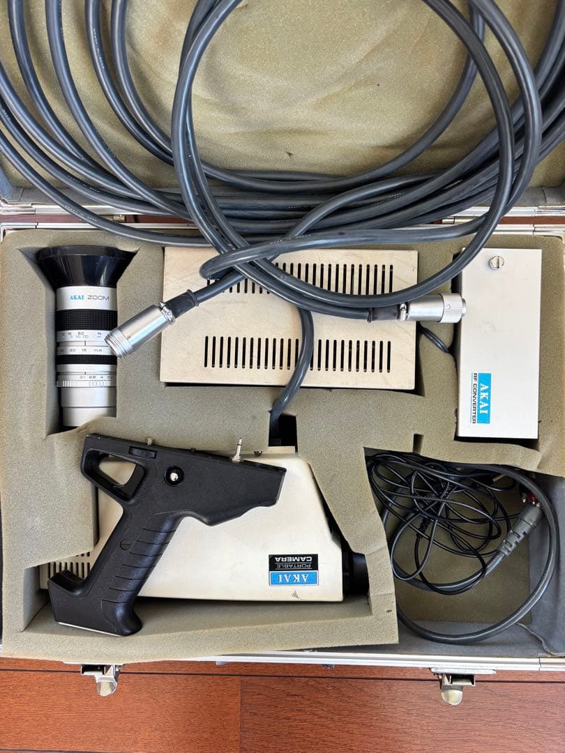 AKAI（アカイ）のポータブルビデオカメラとその関連機器一式 (ジャンク品)