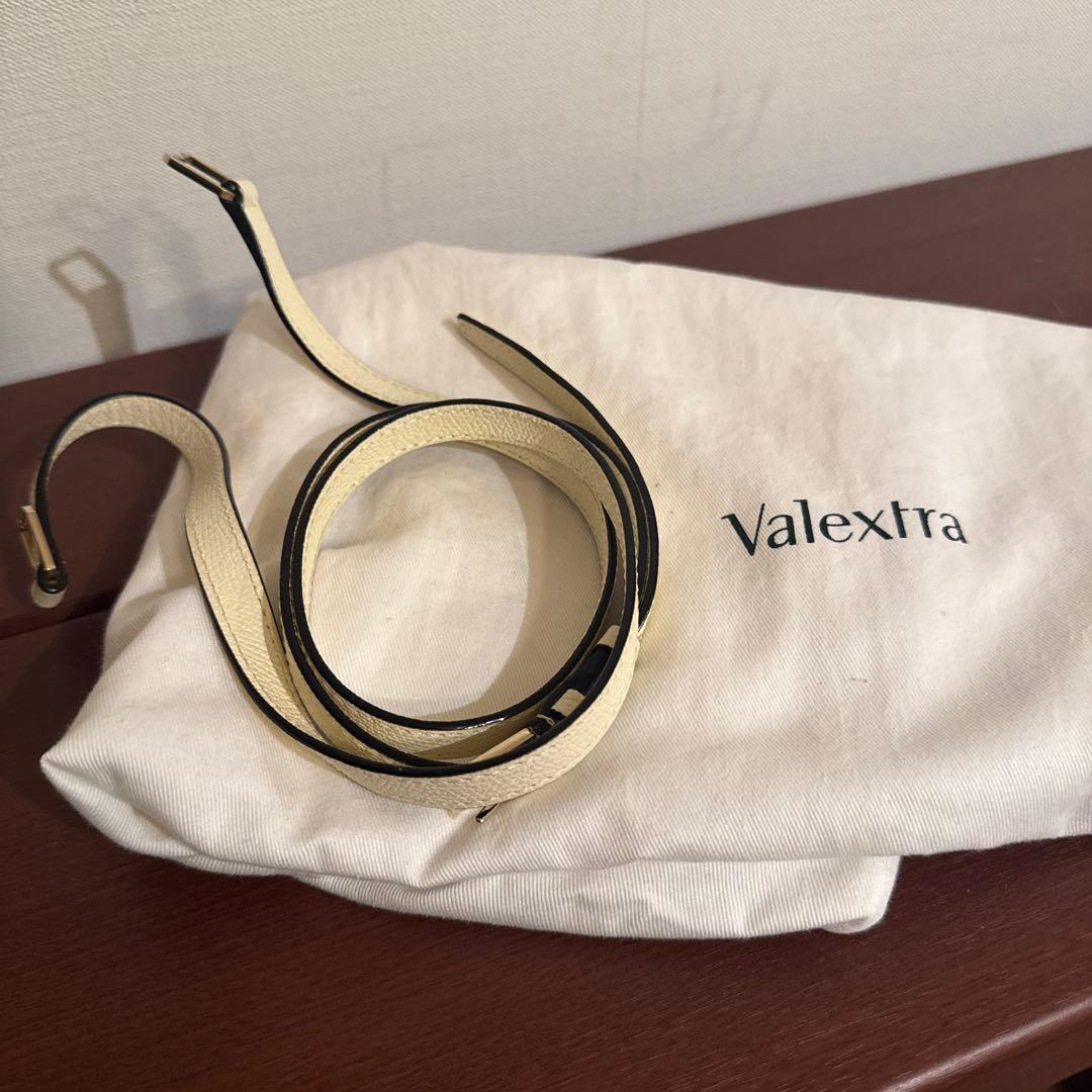 V alextra エレガントなアイボリーとブラックのハンドバッグ