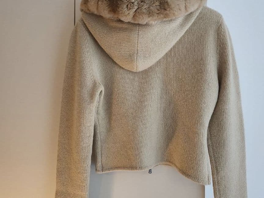 ベージュ フード付き クロップドパーカー