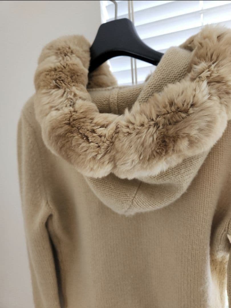 ベージュ フード付き クロップドパーカー