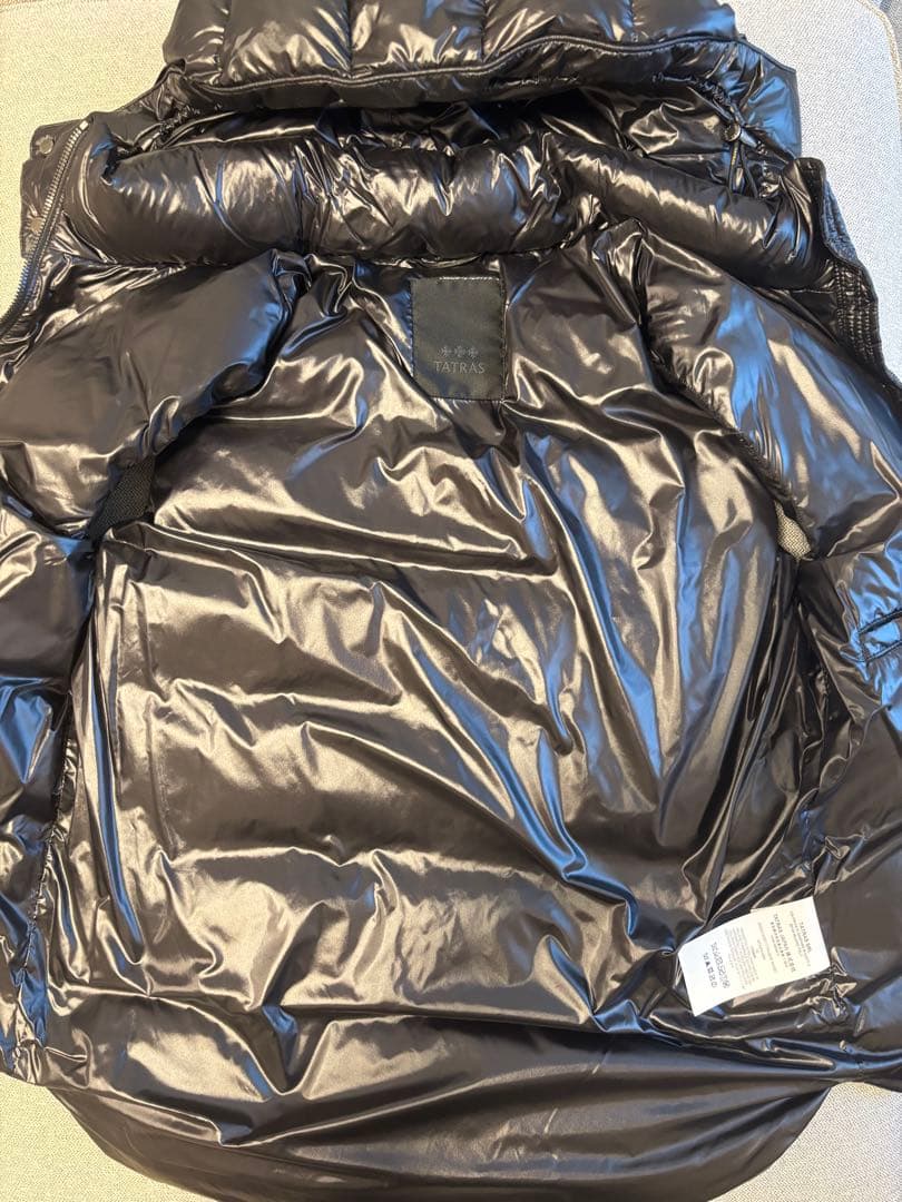 TATRAS ブラック ダウンベスト フード付き