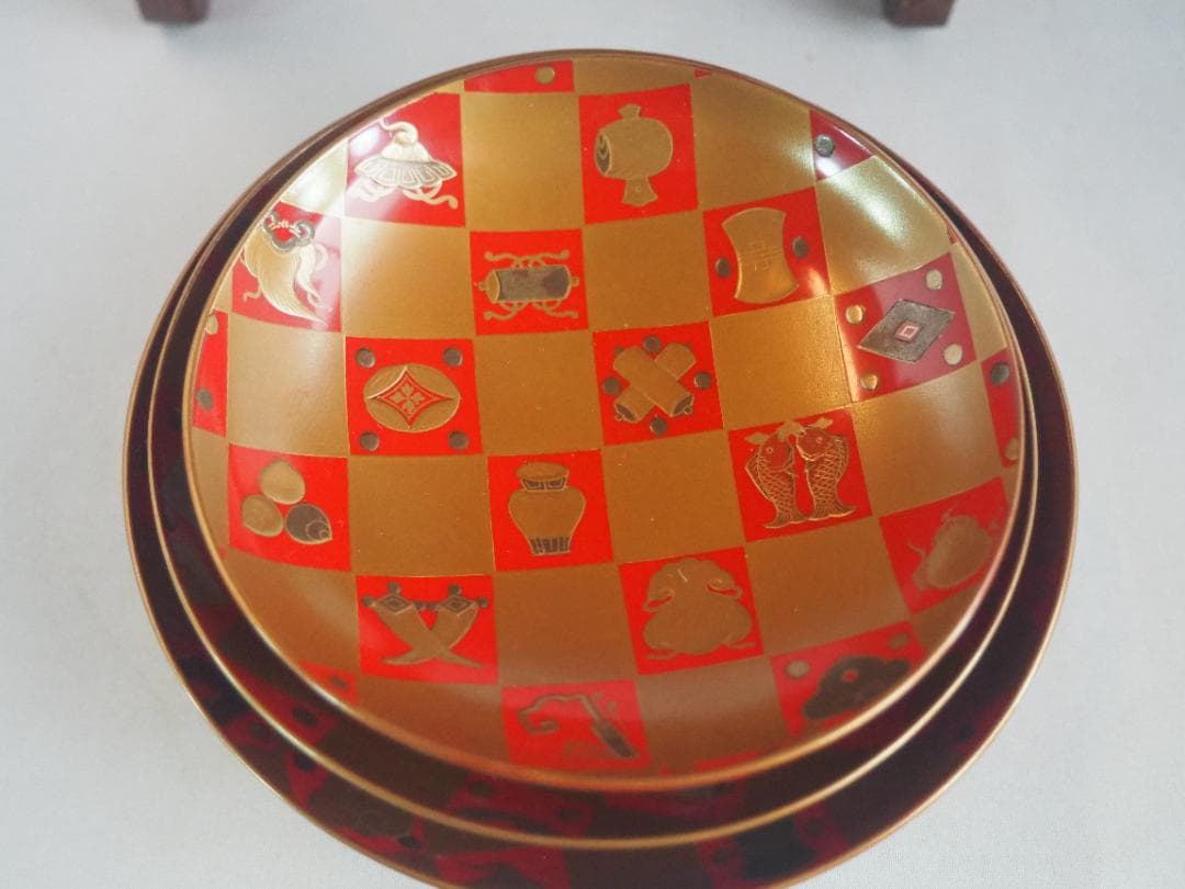 松ニ宝尽くし時代蒔絵花月台・三ッ組盃揃い（時代箱）