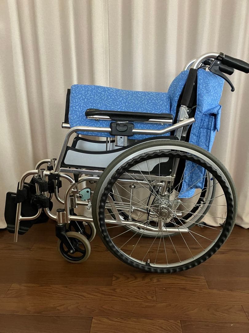 松永製作所　青色布地の車椅子