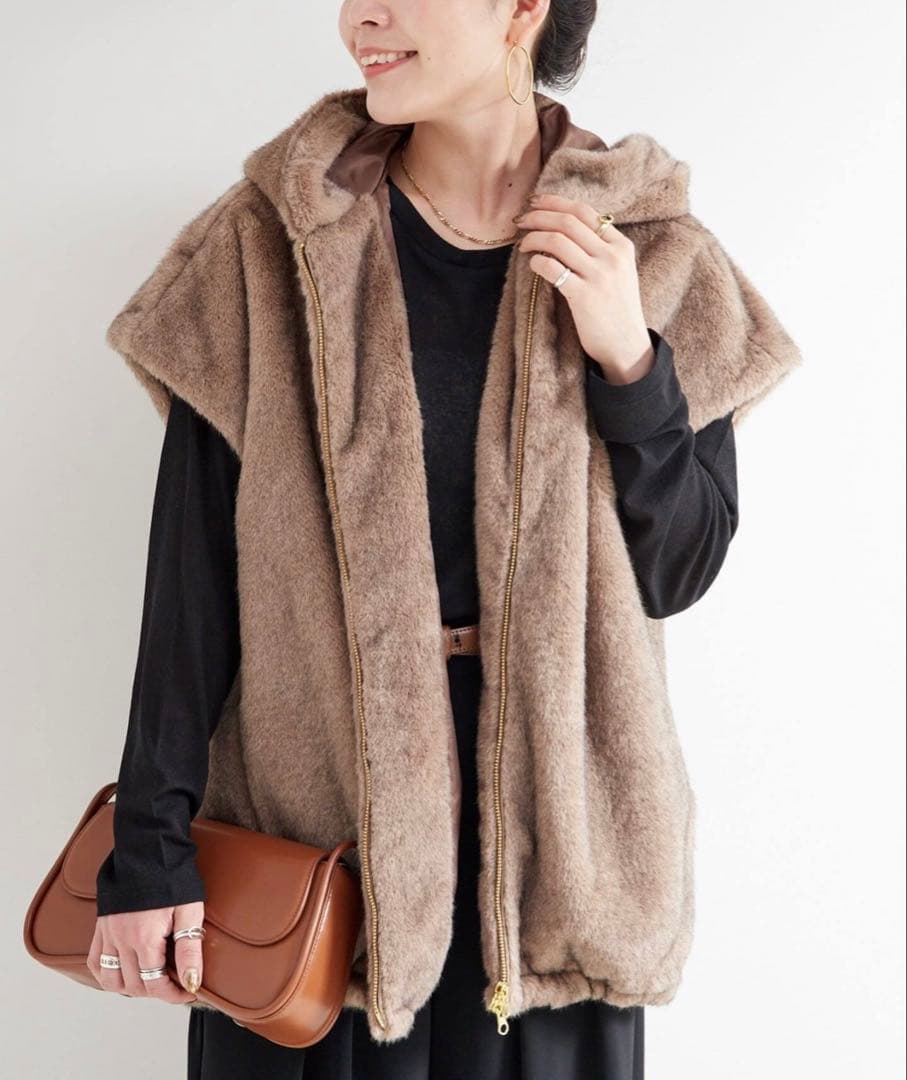 B.C STOCK フード付ミンク調ベスト