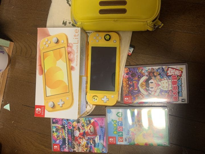 Switch light  スイッチライト　イエロー本体ソフト4本