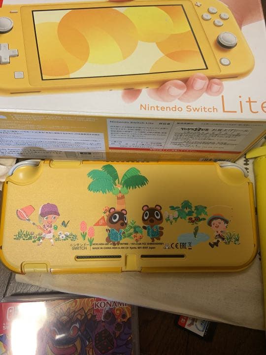 Switch light  スイッチライト　イエロー本体ソフト4本