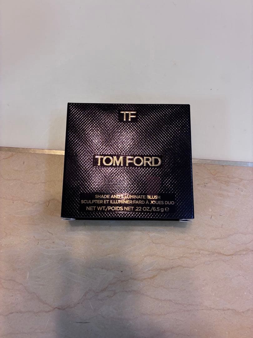 トムフォード　シェイドアンドイルミネイト　ブラッシュ　01 プレイズンローズ